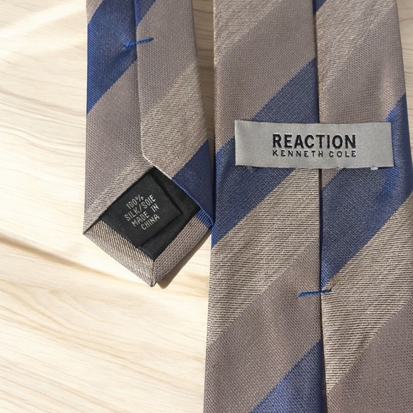 Kenneth Cole Reaction Mens Repp Necktie Navy Blue Grey Stripe 100% Silk Office - Picture 3 of 4